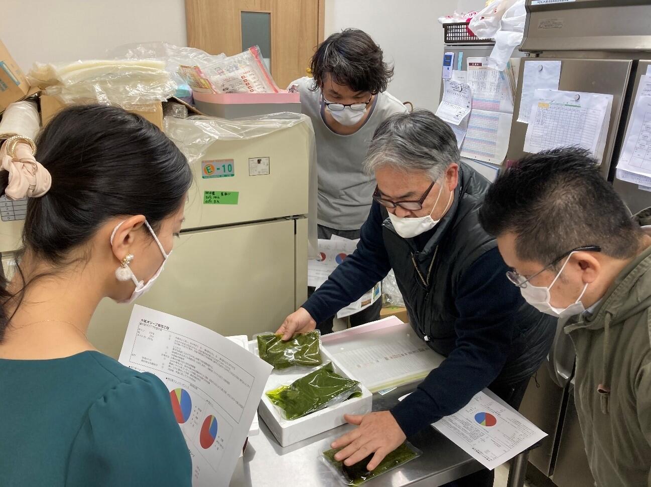 Attempting trial production of a product made by Toshima residents using Toshima ingredients