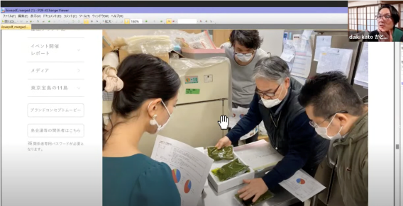 島の皆さんで「利島の明日葉椿油ソース」の試作を重ねる様子を説明